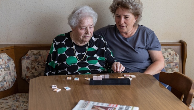 Elisabeth B. spielt täglich gerne mit ihrer Betreuerin Maria.