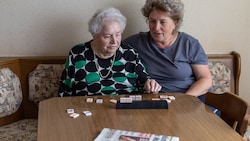 Elisabeth B. spielt täglich gerne mit ihrer Betreuerin Maria.