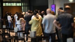 Sie alle warteten auf Song Contest-Starter, die im Wien Museum Interviews gaben. 