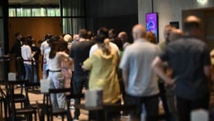 Sie alle warteten auf Song Contest-Starter, die im Wien Museum Interviews gaben. 