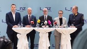 Gruppenbild mit Dame: Von links: Sicherheitsstadtrat Michael Raml, VizebürgermeisterMartin ...
