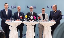 Gruppenbild mit Dame: Von links: Sicherheitsstadtrat Michael Raml, VizebürgermeisterMartin ...