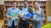 Konstantin Hofer (17), Lehrer Markus Lienhart und Valentina Schubert (17) eint die Freude an ...