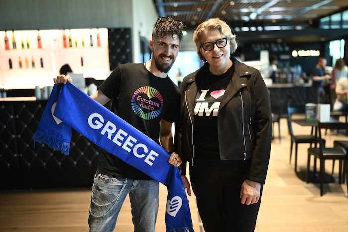 Themis aus Griechenland und Anne aus Schweden haben sich beim Song Contest in Basel 2025 ...