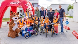Die jungen Radler waren ein bisserl nervös – Lesefuchs „Theo“ konnte sie beruhigen.