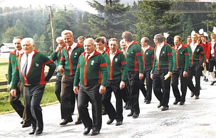 Historisches Bild aus dem Jahr 1979: Die Leutascher Bergretter nehmen an einem Umzug teil.