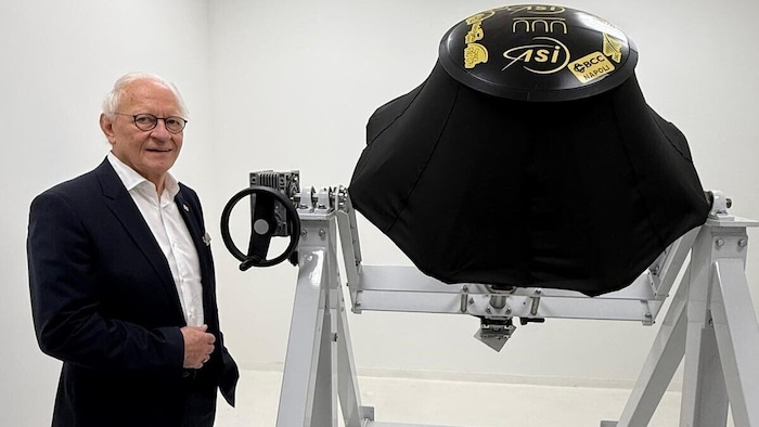 Günther Bonn, der Geschäftsführer von ADSI, neben dem Mini-Labor, das zur Raumstation ISS ...