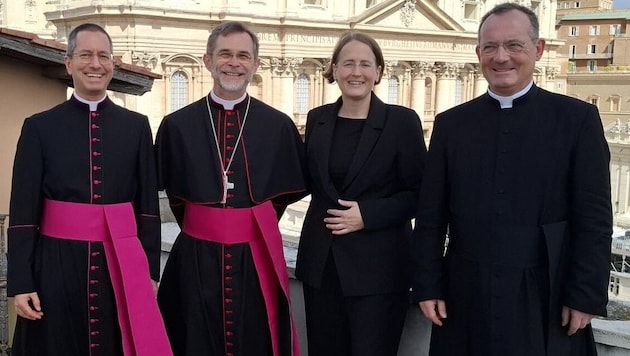 Die Delegation aus Wien mit Erzbischof Josef Grünwidl (2. v. li.) nach dem Besuch beim Papst.