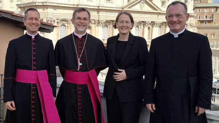 Die Delegation aus Wien mit Erzbischof Josef Grünwidl (2. v. li.) nach dem Besuch beim Papst.