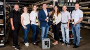 Philipp Haderer (Mitte) präsentiert mit der Steuerungsgruppe die neuen Pfandflaschen für ...