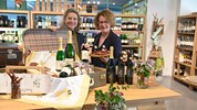 Landesrätin Christiane Teschl-Hofmeister und Kellermeisterin Judith Hartl präsentieren ...