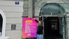 Janos Juvan heftet seine zehn Forderungen für die Stadt Klagenfurt fest an das Rathaustor.