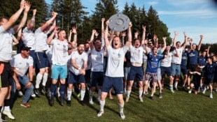Nach 2:0 gegen Sigharting konnte Münzkirchen als erster Unterhaus-Klub den Pokal stemmen.