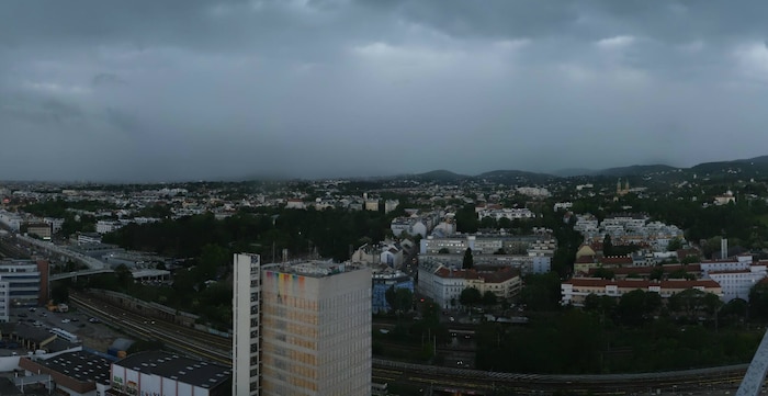 An apocalyptic atmosphere over the rooftops of Vienna: Here, “Doreen” brought a violent ...