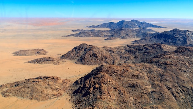 Eine kleine Gruppe deutscher Touristen wollte Namibias berühmte rote Sanddünen besuchen. Die ...