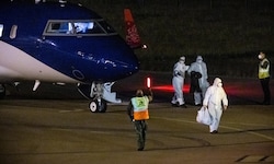 Passagiere kamenn am Dienstag mit einem zweiten Evakuierungsflug aus Teneriffa auf der ...