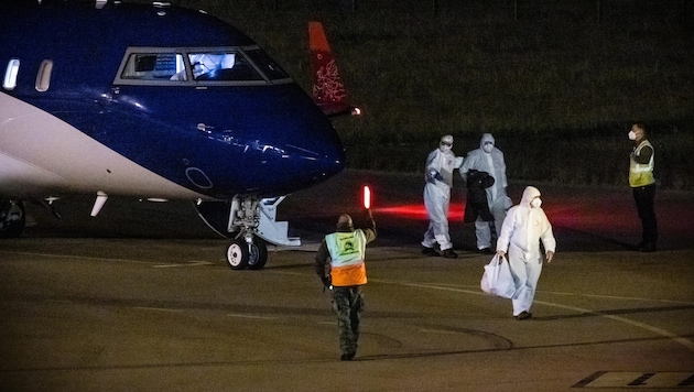 Passagiere kamenn am Dienstag mit einem zweiten Evakuierungsflug aus Teneriffa auf der ...