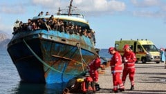 Ein Archivbild zeigt Migranten, die auf Kreta ankommen.