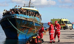 Ein Archivbild zeigt Migranten, die auf Kreta ankommen.