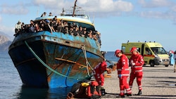 Ein Archivbild zeigt Migranten, die auf Kreta ankommen.