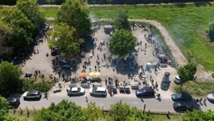 Großer Andrang bei der öffentlichen Grillzone: Sonst fast immer verwaist, war das Areal die ...
