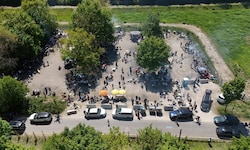 Großer Andrang bei der öffentlichen Grillzone: Sonst fast immer verwaist, war das Areal die ...