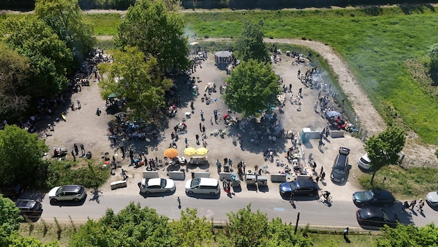 Großer Andrang bei der öffentlichen Grillzone: Sonst fast immer verwaist, war das Areal die ...