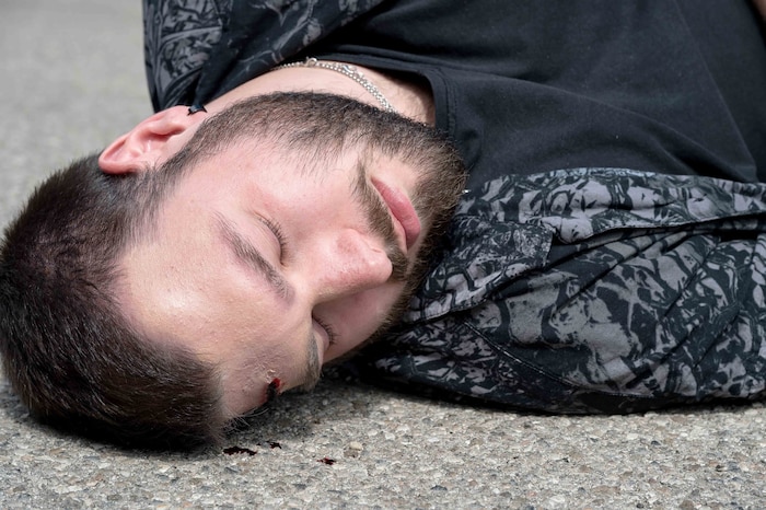 Bei Bewusstlosigkeit die Person in stabile Seitenlage bringen.