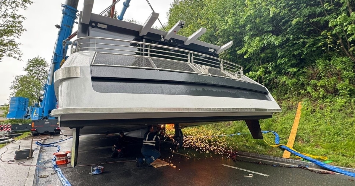 Neues Elektroschiff wird auf Zeller See gelassen