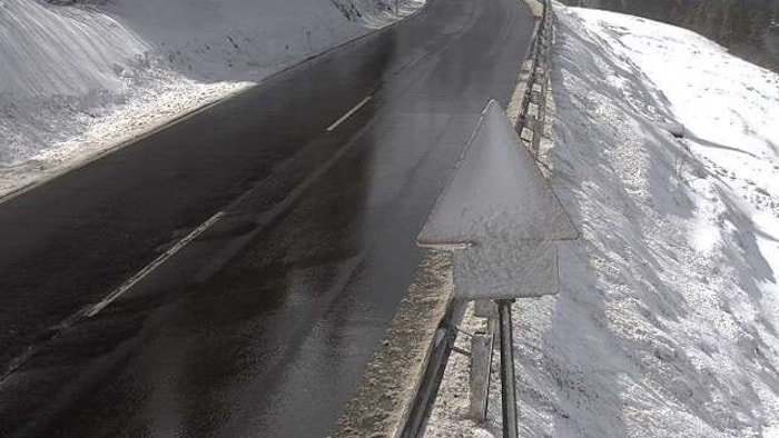 Eingeschneites Verkehrsschild am Arlbergpass am Dienstagvormittag.