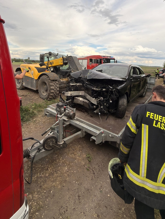 Das Auto wurde bei dem Unfall schwer beschädigt.