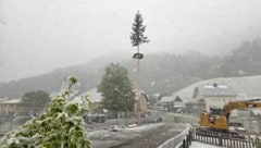 In Zell-Pfarre schneit es am Dienstag – und mitten drin, der Maibaum.