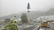 In Zell-Pfarre schneit es am Dienstag – und mitten drin, der Maibaum.