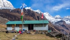 Auf dem Berg Makalu in Nepal (Bild) ist eine US-Amerikanerin von einer Lawine erfasst worden und ...