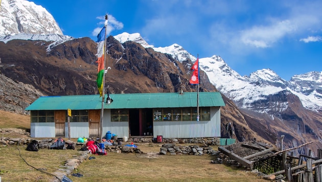Auf dem Berg Makalu in Nepal (Bild) ist eine US-Amerikanerin von einer Lawine erfasst worden und ...