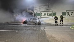 Das Feuer breitete sich schnell auf das gesamte Auto aus.