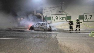 Das Feuer breitete sich schnell auf das gesamte Auto aus.