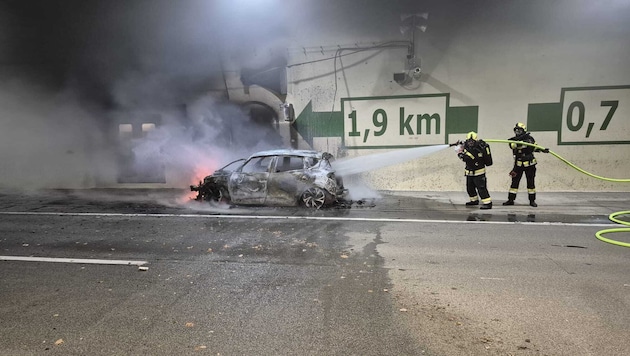 Das Feuer breitete sich schnell auf das gesamte Auto aus.