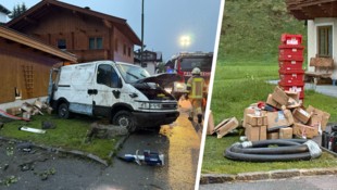 Nach dem Crash wurden Pakete aus dem Fahrzeug geschleudert.