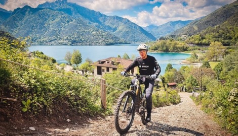 Bosch E-Bike-Boss Claus Fleischer zeigte am Ledrosee, wie viel Leistung das Update bringt.