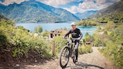 Bosch E-Bike-Boss Claus Fleischer zeigte am Ledrosee, wie viel Leistung das Update bringt.