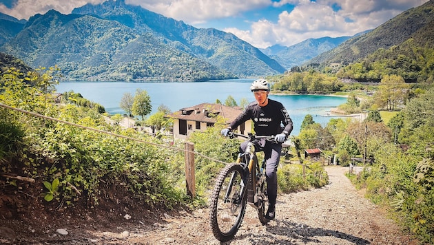 Bosch E-Bike-Boss Claus Fleischer zeigte am Ledrosee, wie viel Leistung das Update bringt.