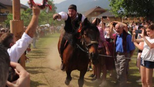 Im Galopp: Im Gailtal reiten schneidige Burschen ums Kranzle – und tanzen mit dem Dirndlan.