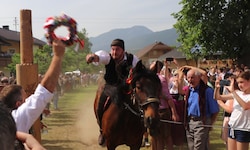 Im Galopp: Im Gailtal reiten schneidige Burschen ums Kranzle – und tanzen mit dem Dirndlan.