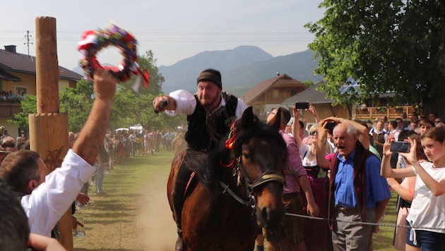 Im Galopp: Im Gailtal reiten schneidige Burschen ums Kranzle – und tanzen mit dem Dirndlan.
