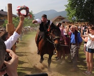 Im Galopp: Im Gailtal reiten schneidige Burschen ums Kranzle – und tanzen mit dem Dirndlan.