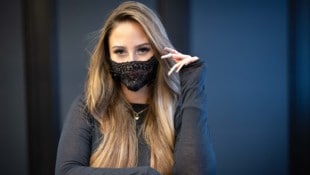 Mit halber Maskerade und dem Song „My System“ möchte Felicia Eriksson den Song Contest 2027 nach ...
