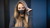 Mit halber Maskerade und dem Song „My System“ möchte Felicia Eriksson den Song Contest 2027 nach ...