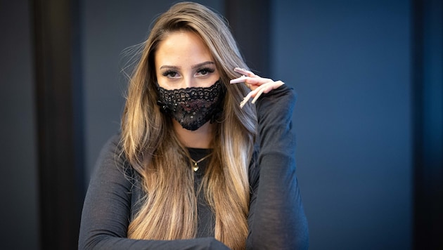 Mit halber Maskerade und dem Song „My System“ möchte Felicia Eriksson den Song Contest 2027 nach ...