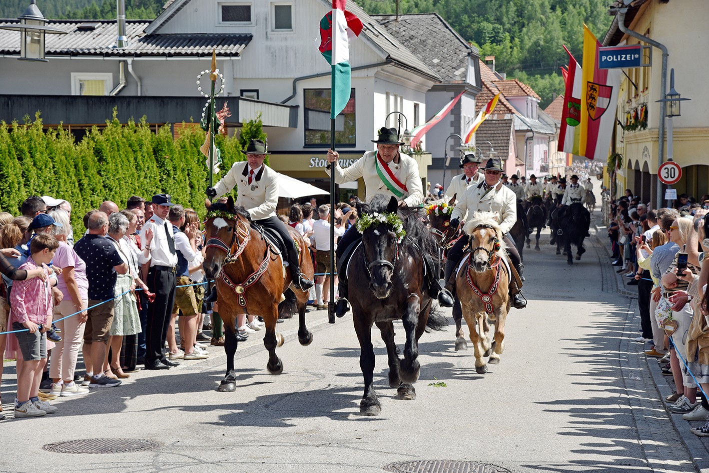 Schöne Rösser und flotte Reiter! Was heute etwas anders ist als früher: Die 30 bis 40 Männer ...